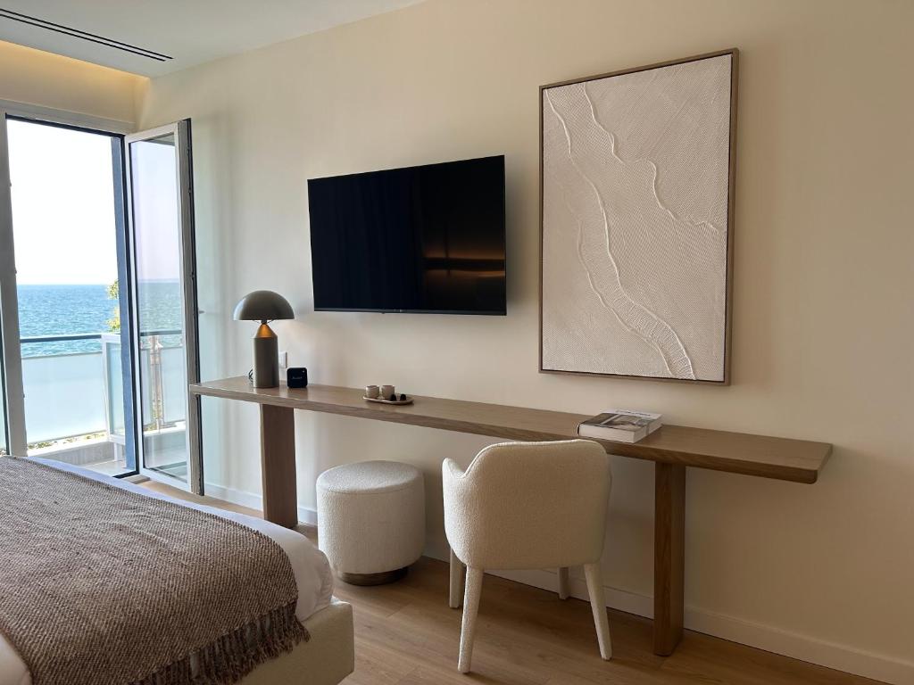 Luxury White Tower Suites - 1