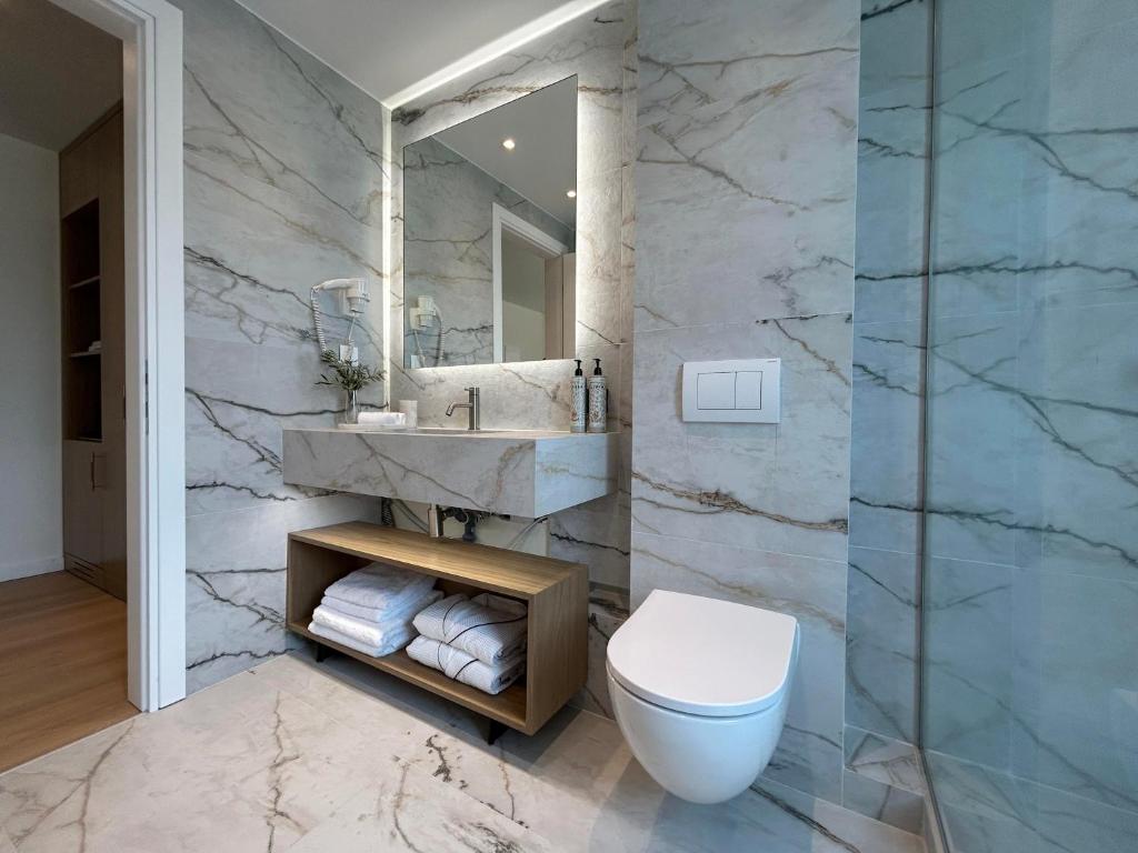 Luxury White Tower Suites - 16