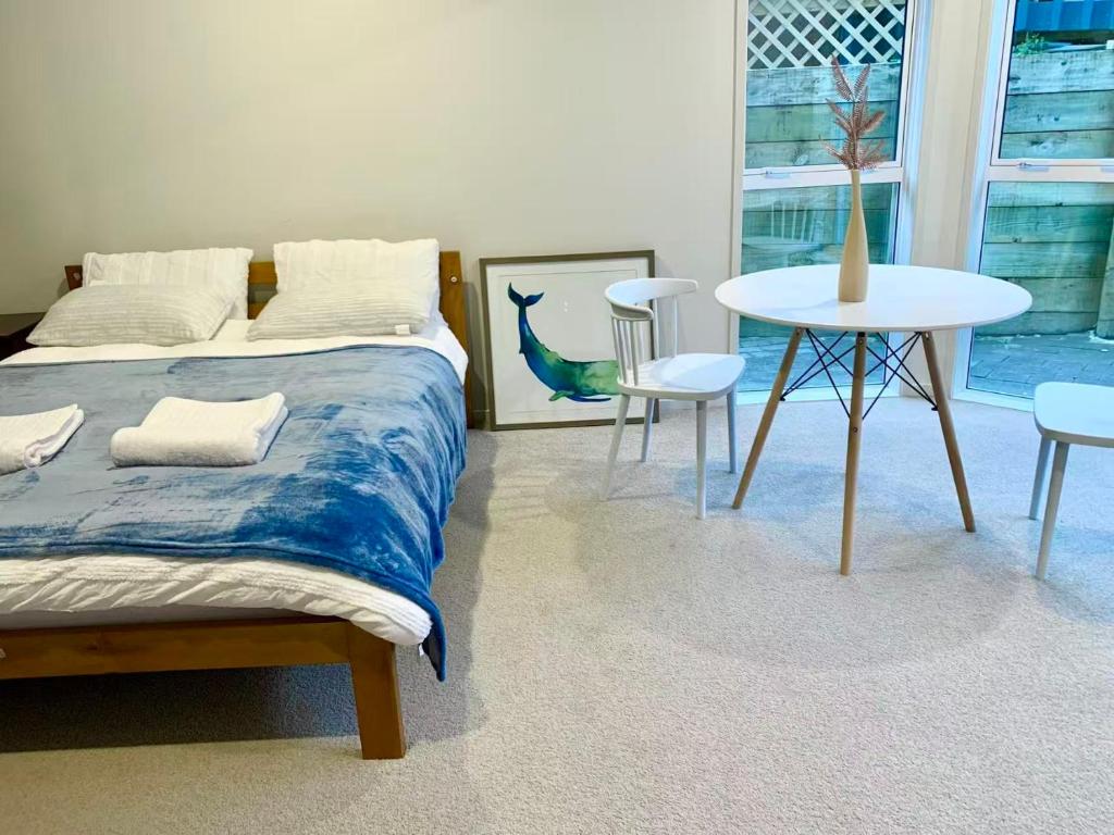 Castor Bay Coastal Escape Walk to Beach - Resim 7