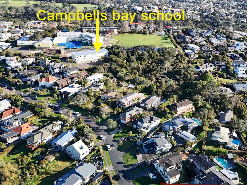 Castor Bay Coastal Escape Walk to Beach - Resim 15