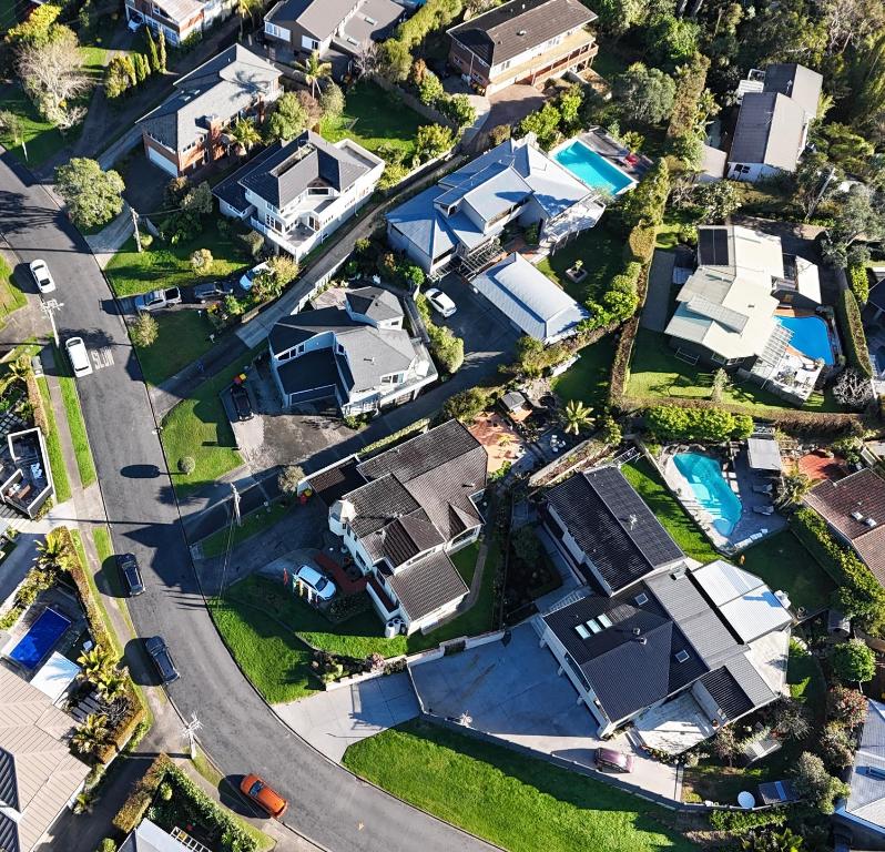 Castor Bay Coastal Escape Walk to Beach - Resim 6