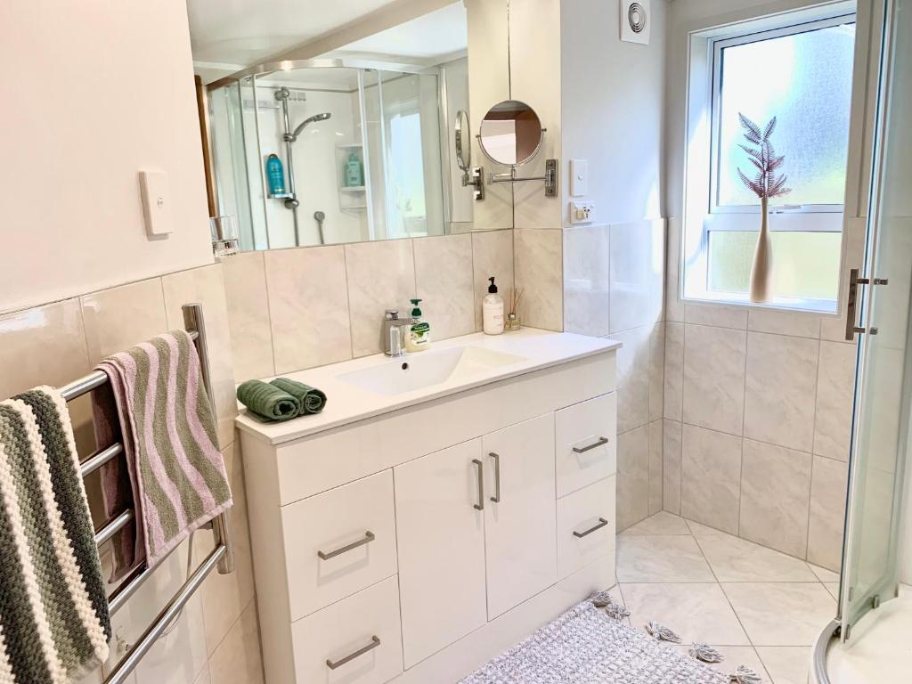 Castor Bay Coastal Escape Walk to Beach - Resim 3