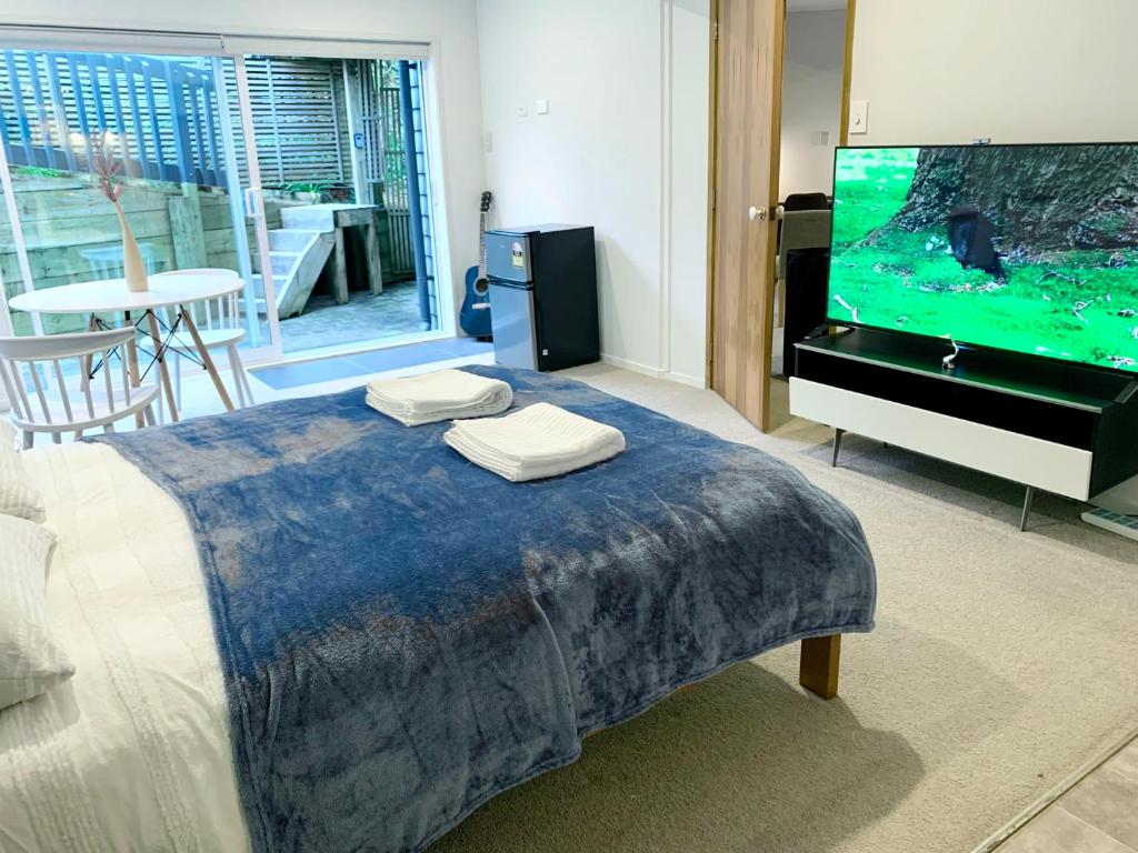 Castor Bay Coastal Escape Walk to Beach - Resim 1