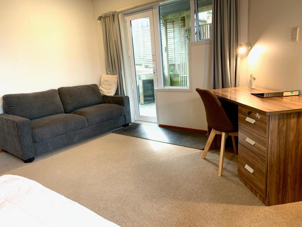 Castor Bay Coastal Escape Walk to Beach - Resim 11