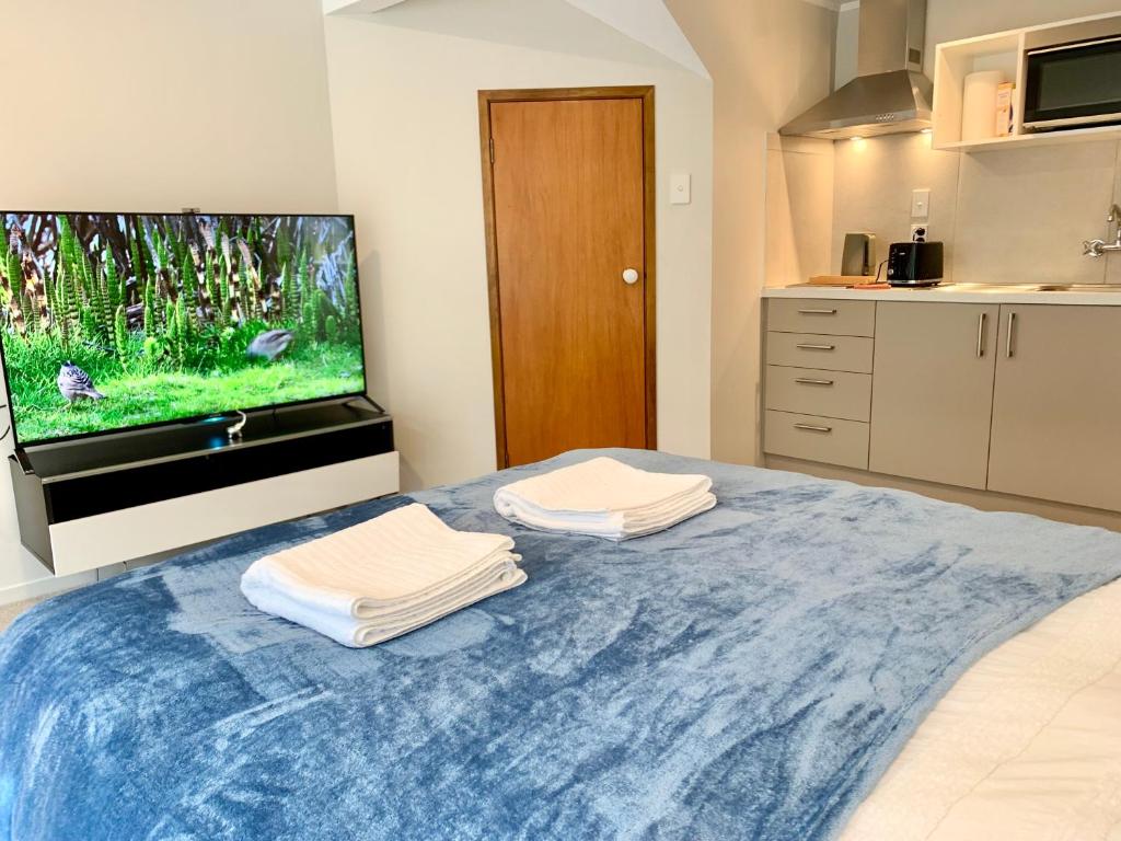 Castor Bay Coastal Escape Walk to Beach - Resim 9