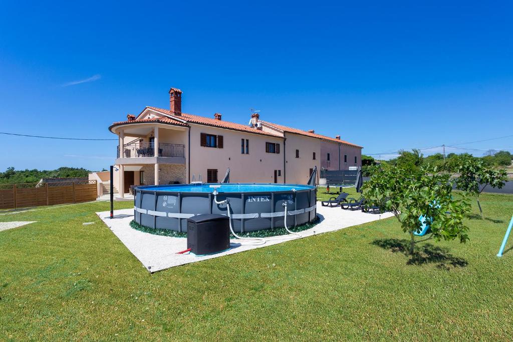 una casa con piscina delante en Luxurious new apartment with pool, en Šajini