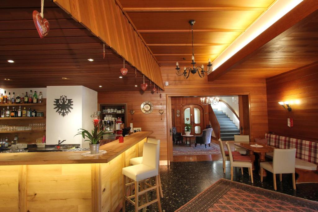 Lounge nebo bar v ubytování Hotel Tirolerhof