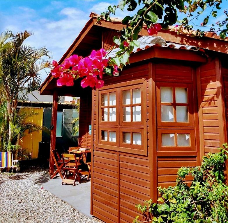 a small house with flowers on the side of it at Mar&sol 80 metros da Praia Charme e Conforto in Florianópolis