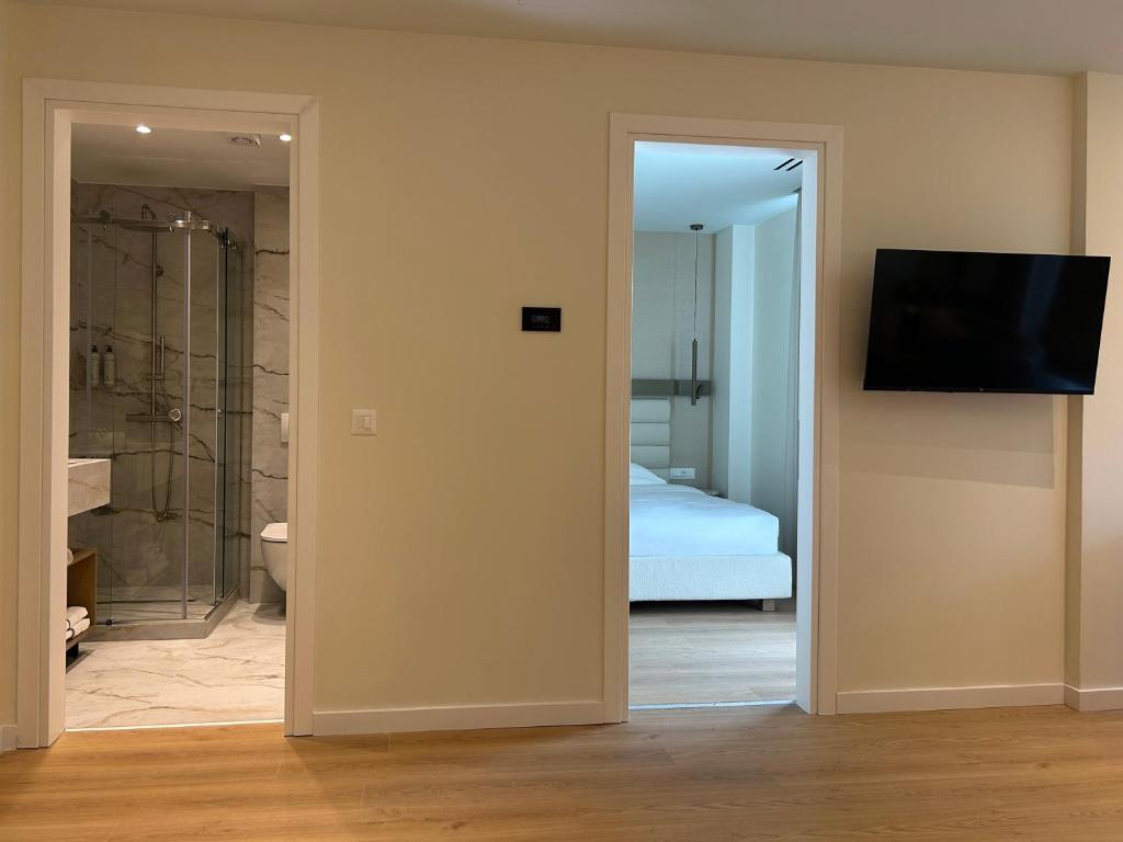 Luxury White Tower Suites - 10