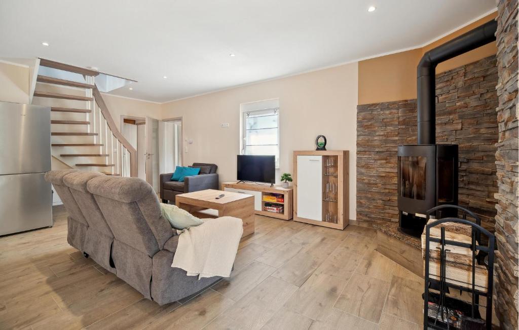 Cozy Home In Großbreitenbach With Wifi - Two-Bedroom Holiday Home