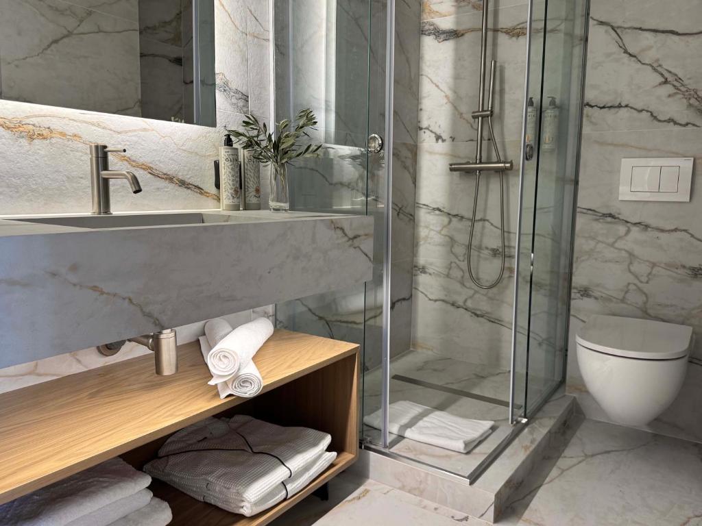 Luxury White Tower Suites - Resim 11