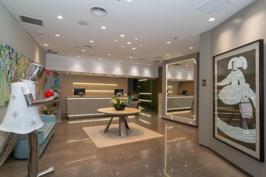 a hair salon with a table and a mirror at SH Colón Valencia in Valencia