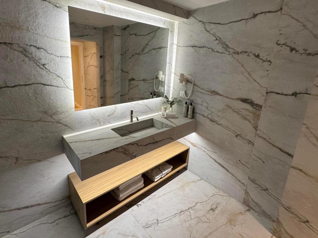 Luxury White Tower Suites - Resim 33