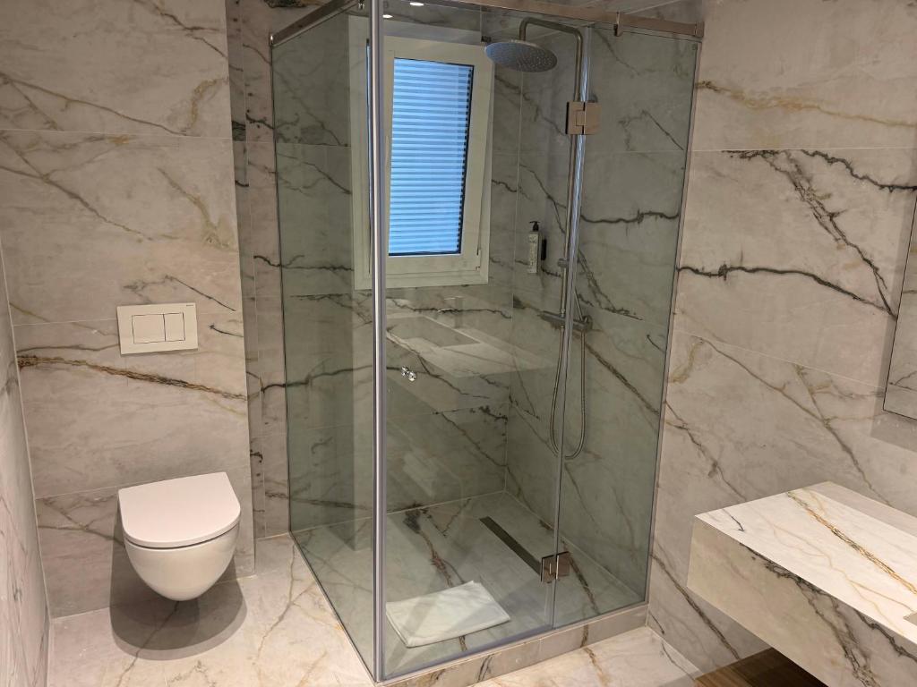 Luxury White Tower Suites - Resim 28