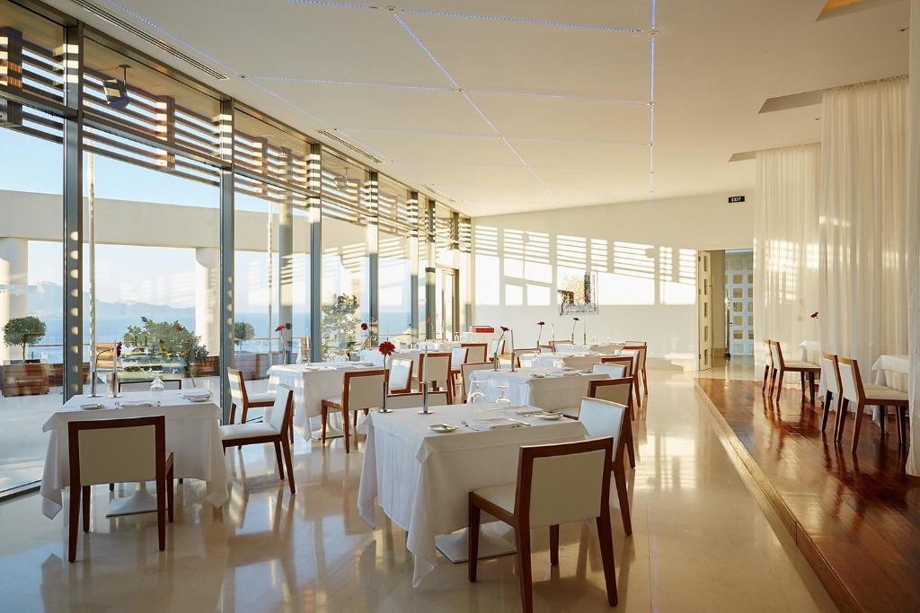 Restaurace v ubytování Lindos Blu Luxury Hotel-Adults only