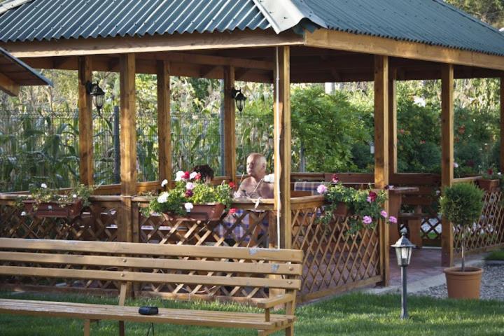 Aed väljaspool majutusasutust Pension Charisma