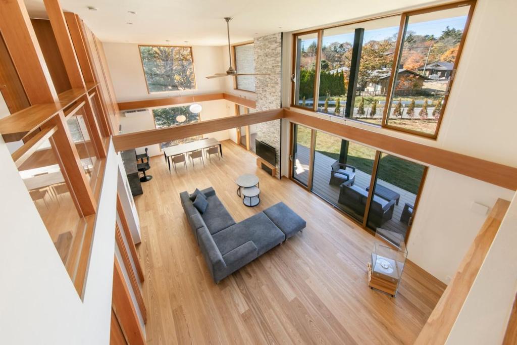 an overhead view of the living room of a house at Le Repos軽井沢 in Karuizawa