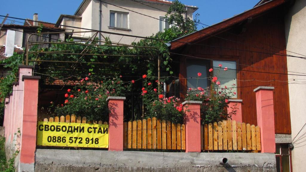 een huis met een hek met bloemen erop bij Guesthouse Elena in Belogradchik