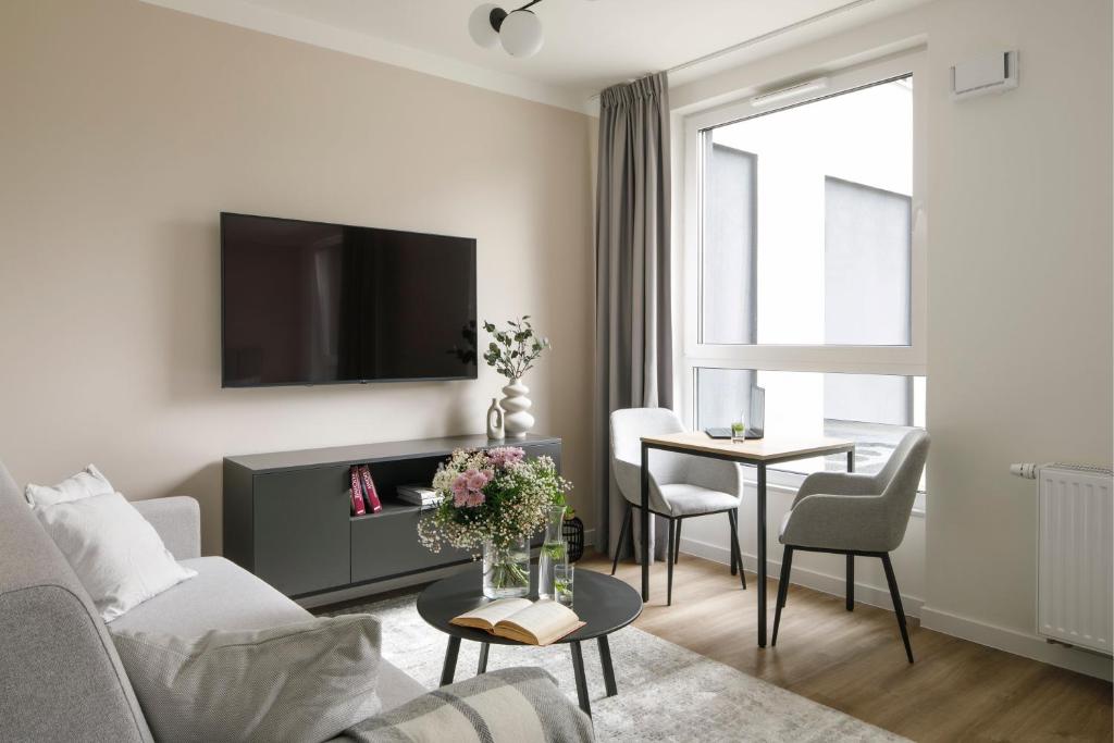 un soggiorno con un divano e un tavolo di Zeitraum Raclawicka a Cracovia