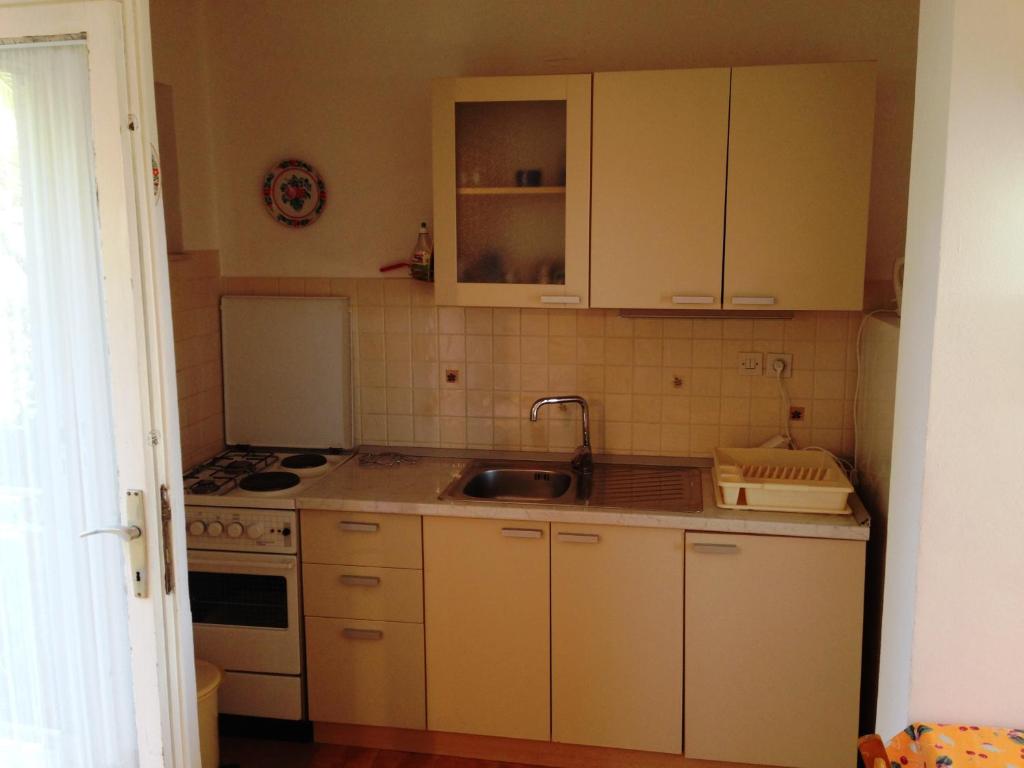Kuchyň nebo kuchyňský kout v ubytování Apartment Božiković - Jelsa - Vitarnja