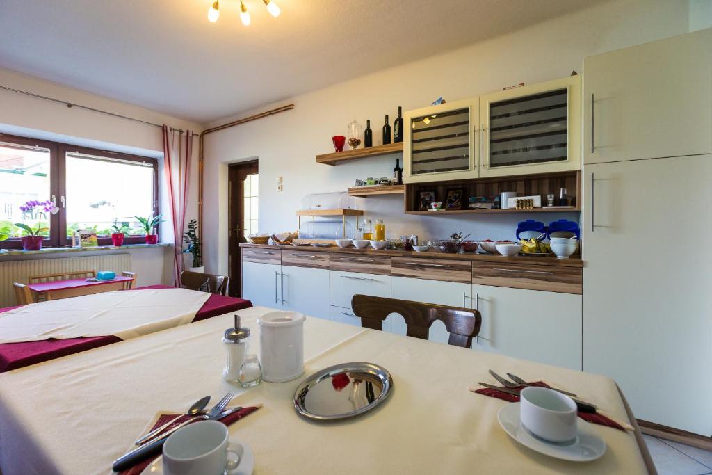 Kuchyň nebo kuchyňský kout v ubytování Gästehaus - Doris - Wenzl