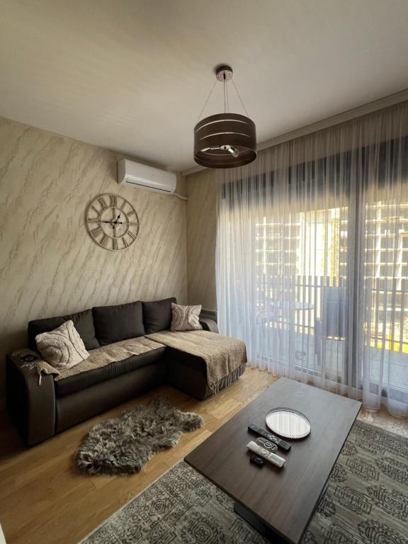 una sala de estar con un sofá y una mesa en Mitra Apartmani, en Zlatibor