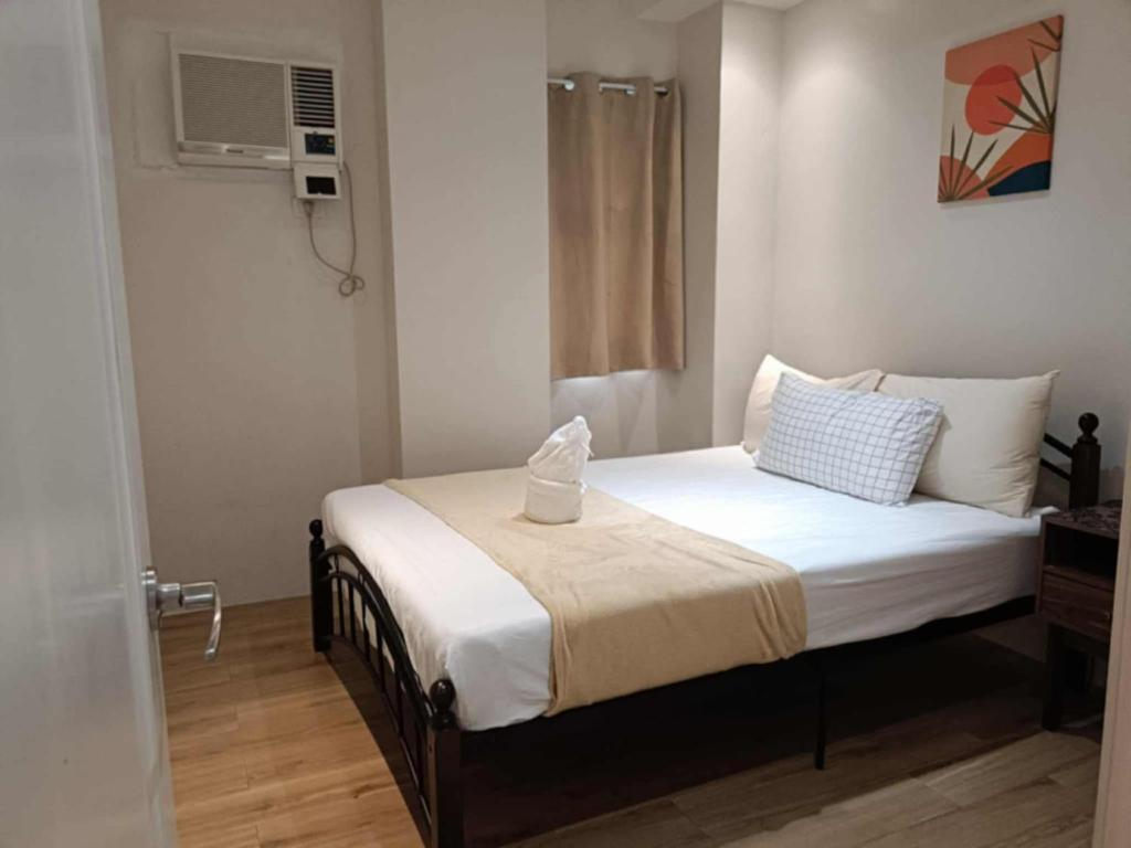 ダバオシティにある2 bedroom matina enclaves condoのベッドルーム1室(エアコン付)
