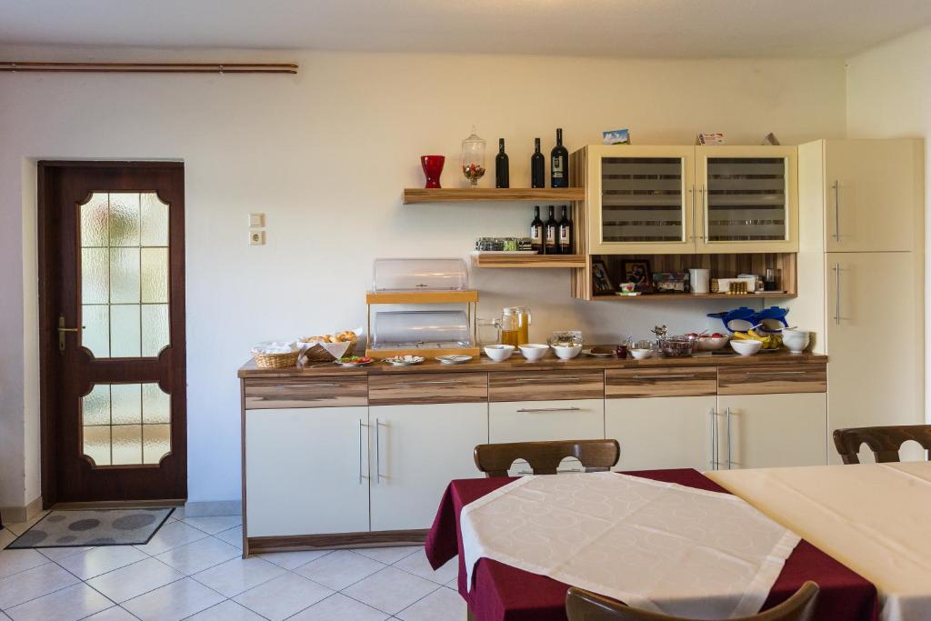 Kuchyň nebo kuchyňský kout v ubytování Gästehaus - Doris - Wenzl