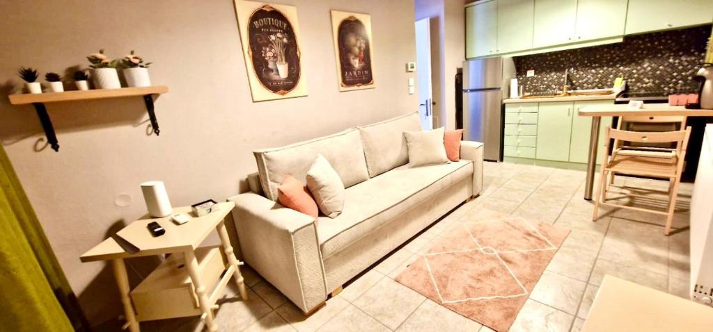 un salon avec un canapé et une cuisine dans l'établissement A Little Cosy Family Apartment, à Alexandroúpolis