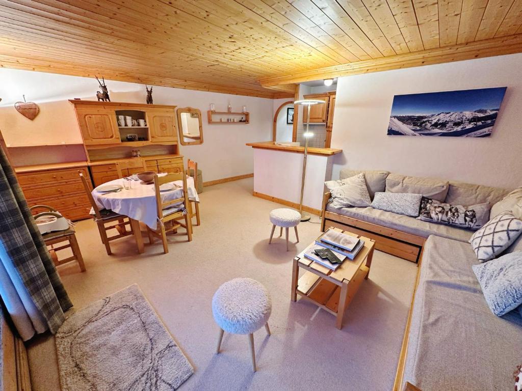 ein Wohnzimmer mit Sofa und Tisch in der Unterkunft Charmant 3 pièces à Méribel, 5 pers, balcon, WIFI, garage - FR-1-411-969 in Les Allues