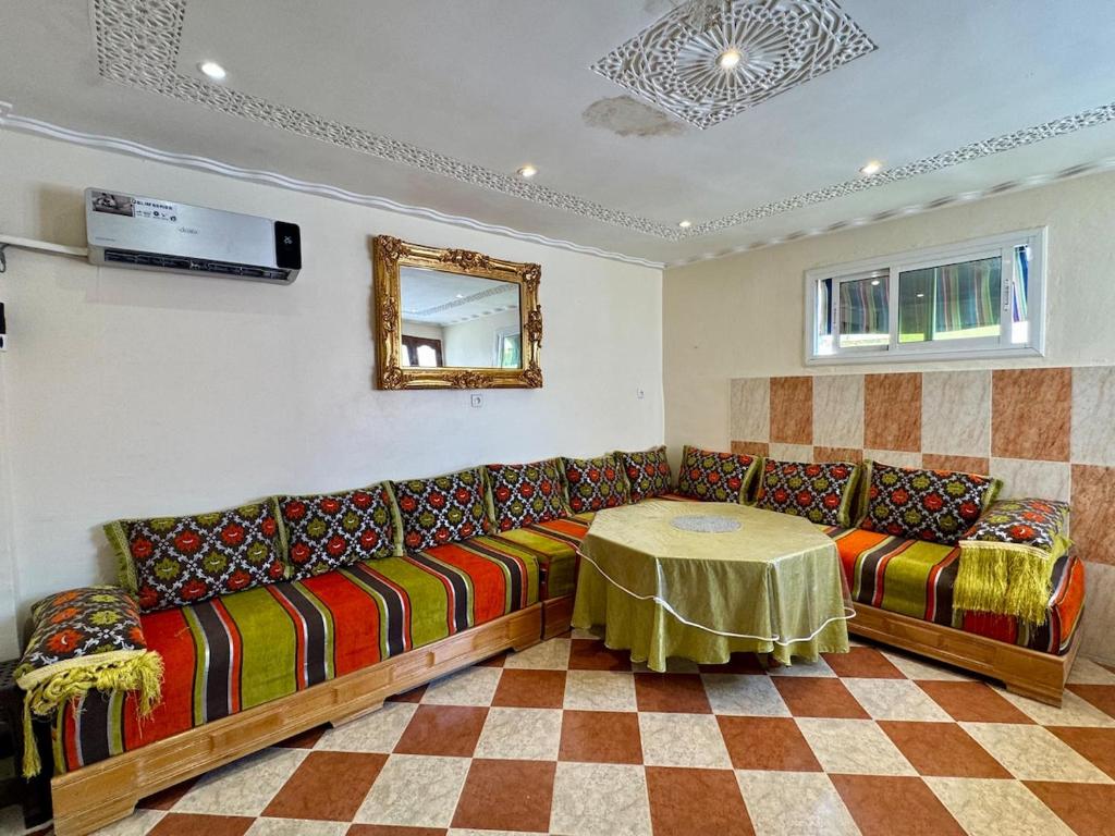 a living room with a couch and a table at Évasion à deux pas de la mer in Saïdia