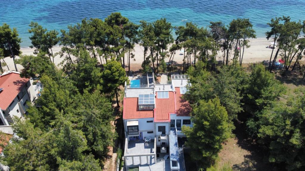 une vue aérienne d'une maison à côté de la plage dans l'établissement Pefka Luxury Homes, à Kalivia Poligirou
