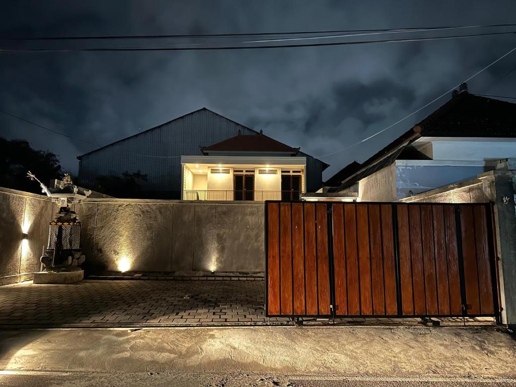 ein Tor vor einem Haus in der Nacht in der Unterkunft Casa Nika Kerobokan in Kerobokan