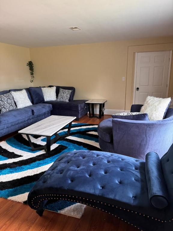 East Riverdale Enchanting 4 bedroom with 2 full bathrooms - Housity
