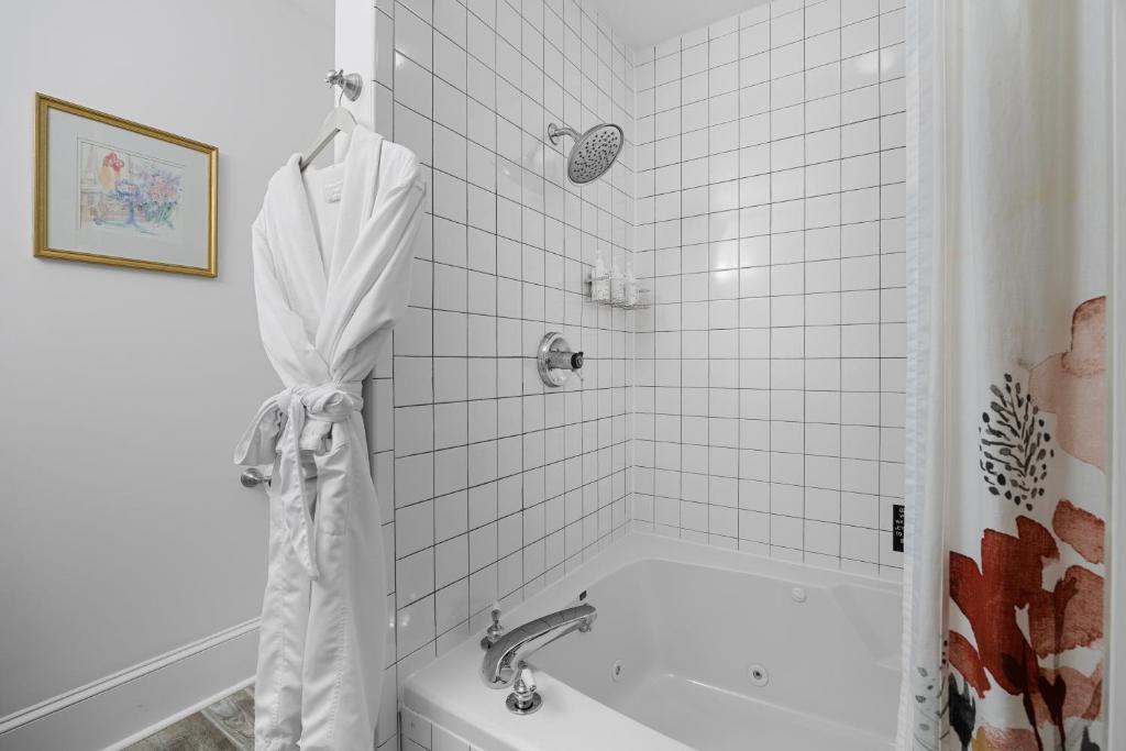 Steeles Tavern Manor Bed and Breakfast - King Room