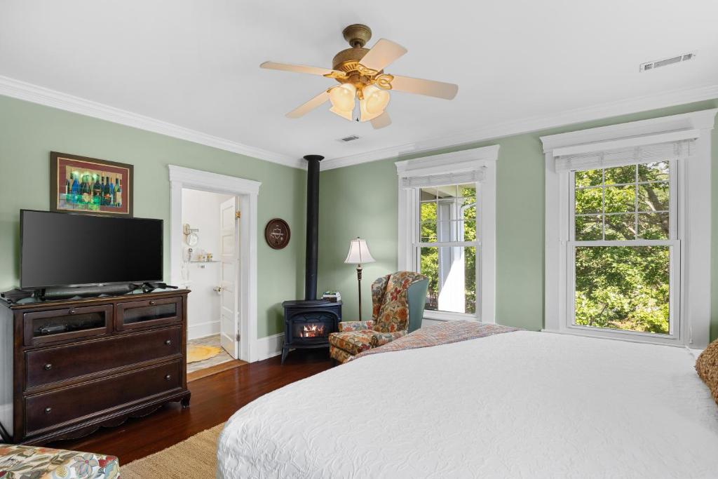 Steeles Tavern Manor Bed and Breakfast - Viognier Room