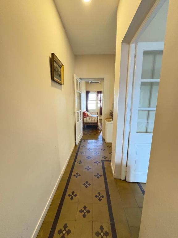 a hallway with a door and a tile floor at Casa verde in Cañada Rosquín