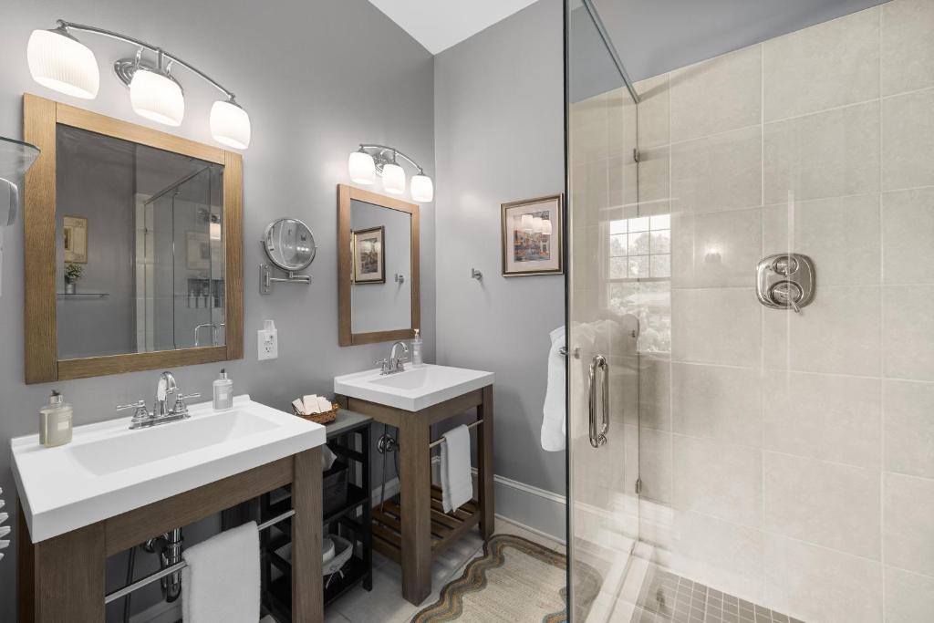 Steeles Tavern Manor Bed and Breakfast - King Suite