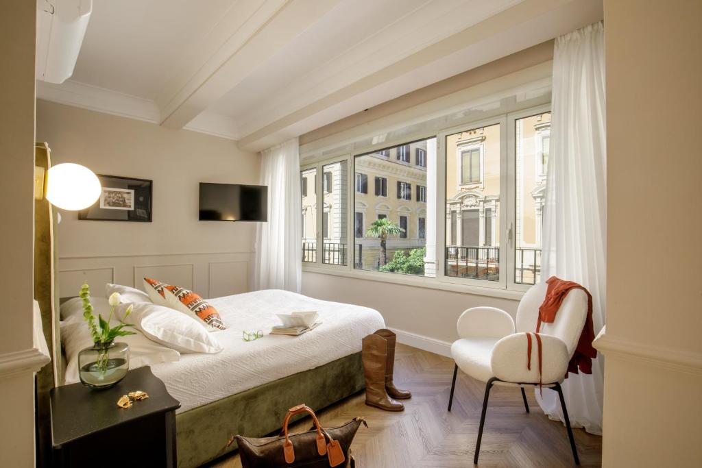 un dormitorio con una cama y una ventana en La Locanda di Piazza del Popolo, en Roma