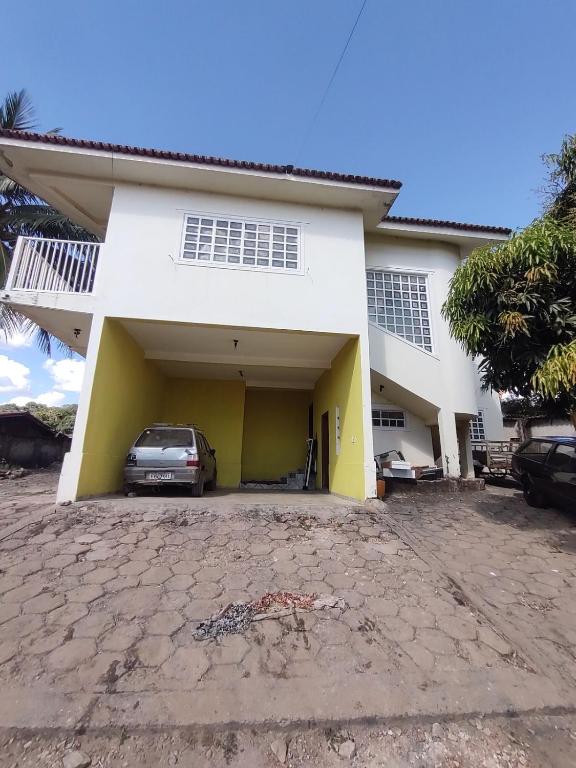 a car parked in front of a house at Casa Amarela in Goiás