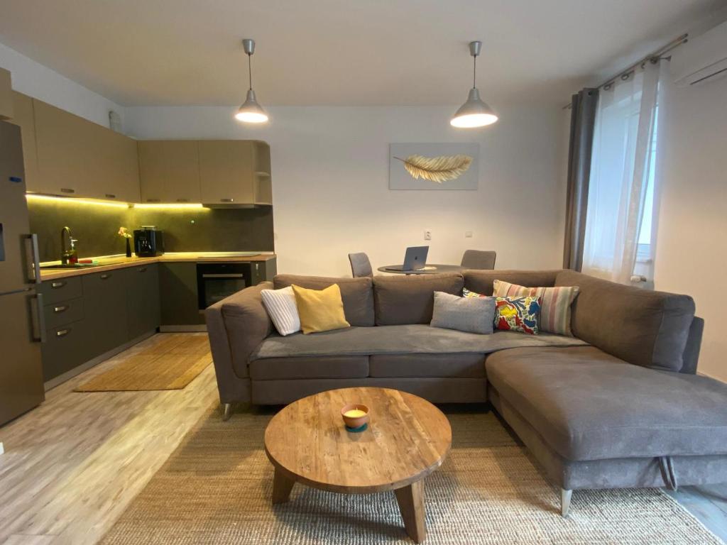 a living room with a couch and a table at YamaLuxe Apartments - Modern & Cozy in Cluj-Napoca