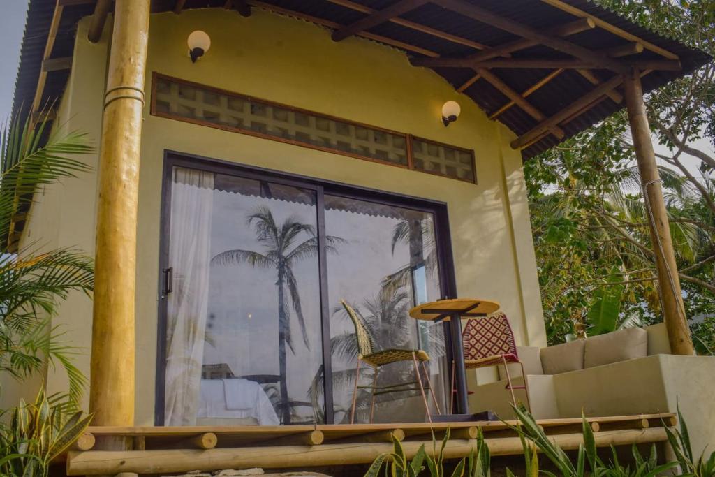 パロミノにあるVilla 2 Altomarの大きな窓(テーブル、椅子付)が備わる家