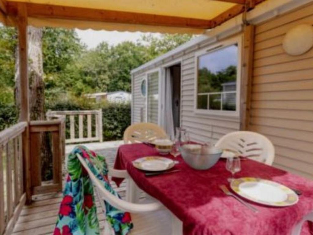 Mobil-home confortable avec terrasse à Royan - API-1-52-286