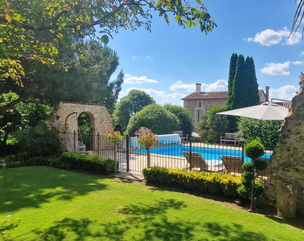 un giardino con piscina e recinzione di L'écrin de la Rose a Yvrac-et-Malleyrand