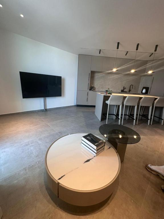 TV a/nebo společenská místnost v ubytování Apartment-AH- 39