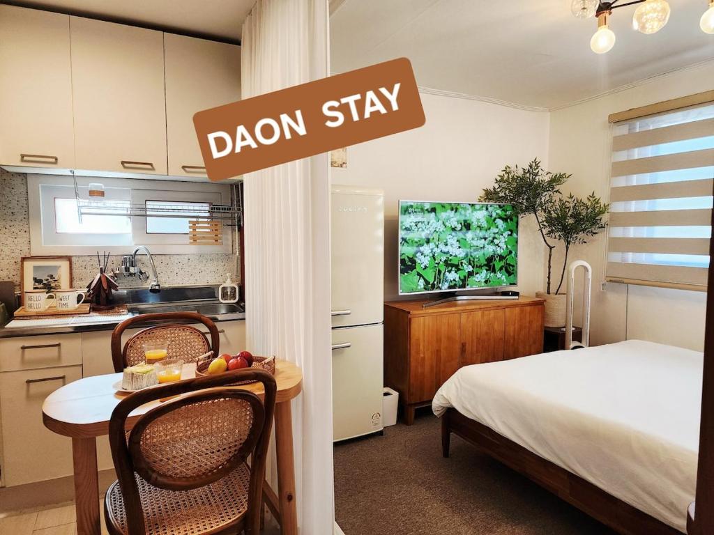 Una habitación con una cama y un cartel que dice Dion Stay. en 다온 영등포 Daon Youngdeungpo accommodation, en Seúl