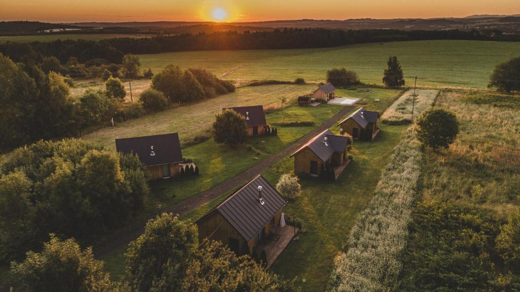 eine Luftaufnahme eines Bauernhofs mit Hütten in der Unterkunft Osada Augustów in Mirsk