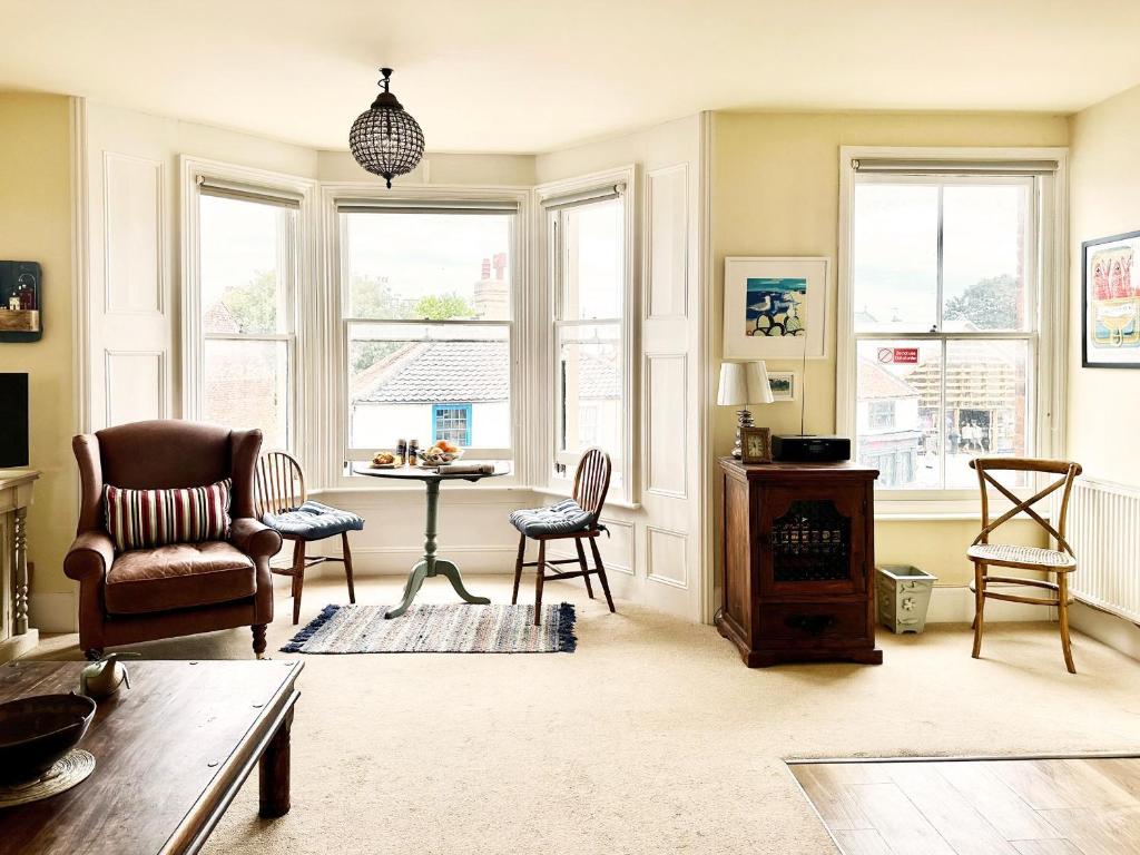 Southwold Surf by The Suffolk Cottage Collection 4