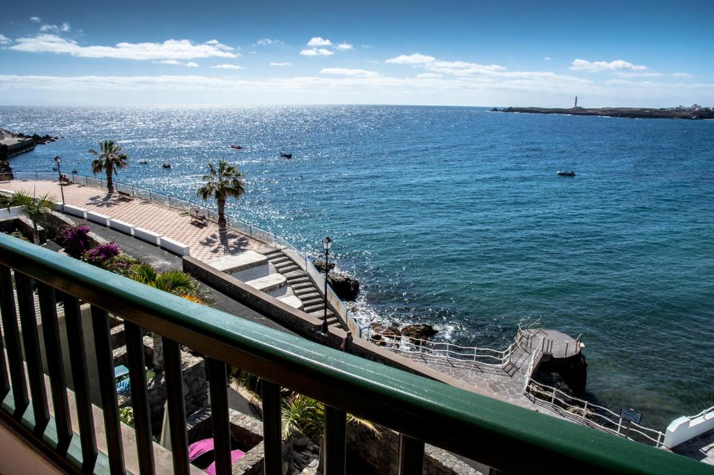 ポリス・デ・アボナにあるApartment Poris Sea Viewのバルコニーから海の景色を望めます。