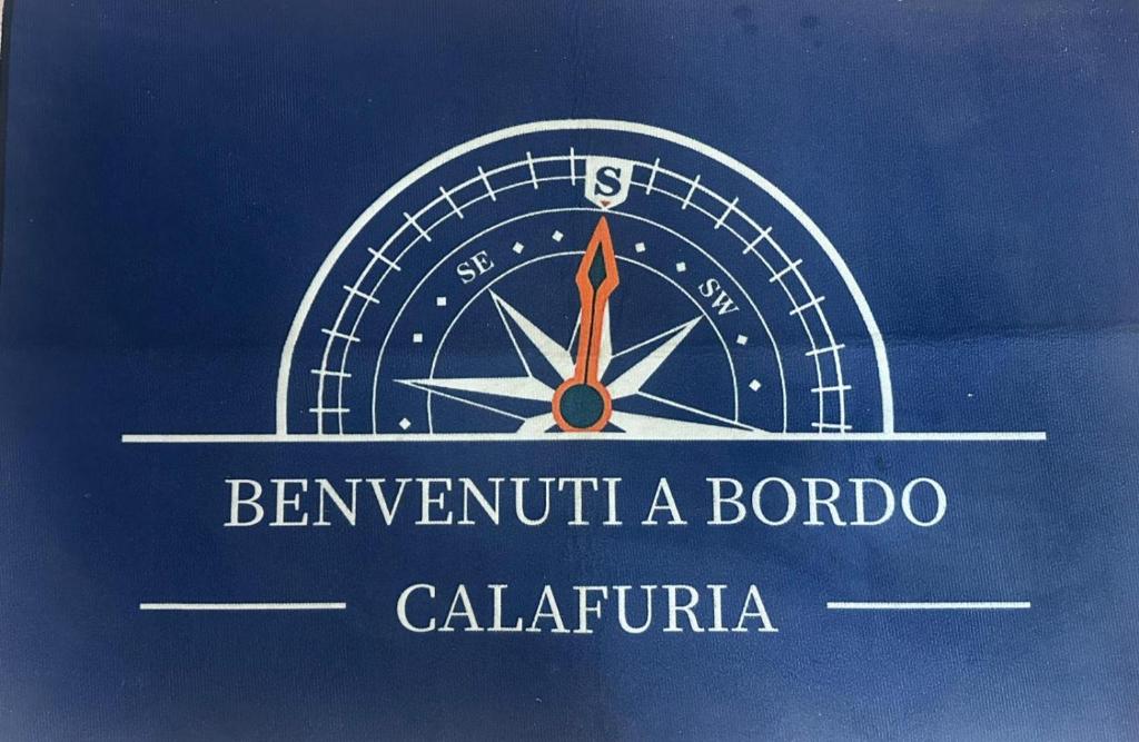 Et logo, certifikat, skilt eller en pris der bliver vist frem på Calafuria